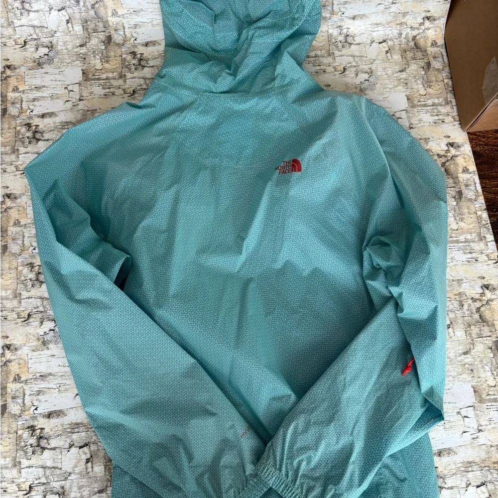 Women’s North Face rain jacket. - Picture 6 of 8
